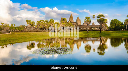 Angkor Wat temple au coucher du soleil. Siem Reap. Le Cambodge. Panorama Banque D'Images