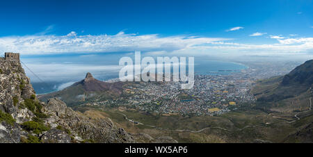 Vue panoramique de la ville du Cap, Lion's Head et Signal Hill à partir du haut de la Montagne de la table. Banque D'Images