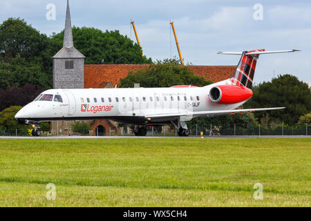 Southend, Royaume-Uni - 7 juillet 2019 : Loganair Embraer ERJ 145 avion à l'aéroport de Southend (SEN) au Royaume-Uni. Banque D'Images