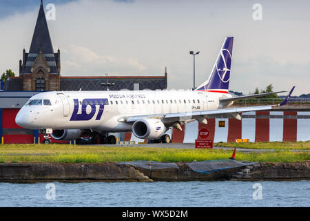 Londres, Royaume-Uni, le 7 juillet 2019 : LOT Polskie Linie Lotnicze Embraer 190 avion à l'aéroport de London City (LCY) au Royaume-Uni. Banque D'Images