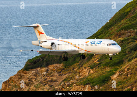 Skiathos, Grèce - 28 juillet 2019 : Tus Fokker 100 Air avion à l'aéroport de Skiathos (JSI) en Grèce. Banque D'Images