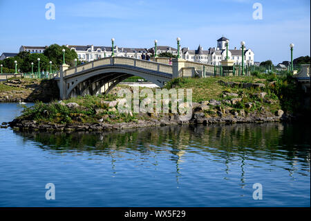 Vue imprenable sur les ponts de Venise, le "pont blanc" enjambant le lac marin, à Southport, Angleterre. Banque D'Images