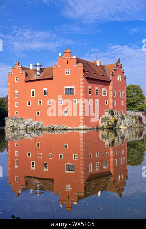 Cervena Lhota. République tchèque. Château sur le lac Banque D'Images