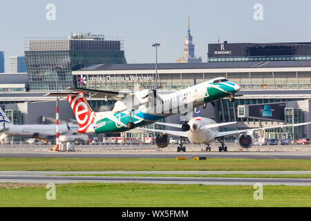 Varsovie, Pologne - 27 mai 2019 : LOT Polskie Linie Lotnicze Bombardier DHC-8-400 avion à l'aéroport de Varsovie (WAW) en Pologne. Banque D'Images