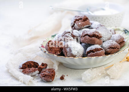 Brownie au chocolat cookies au sucre en poudre. Banque D'Images