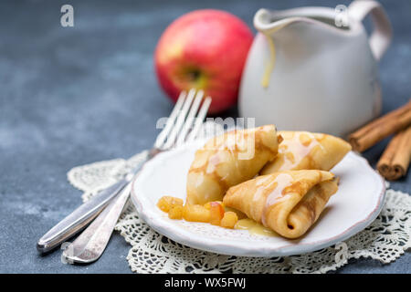 Des crêpes aux pommes et sauce au caramel. Banque D'Images