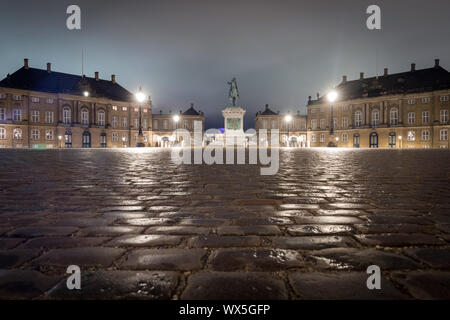 Le Palais d'Amalienborg à Copenhague par nuit Banque D'Images