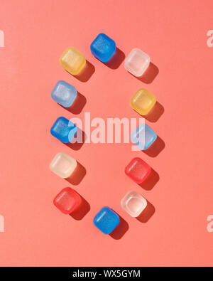 La figure 0 à partir de cubes de glace en plastique de couleur avec des ombres sur un fond d'une couleur de l'année 2019 de coraux vivants, Pantone s copie Banque D'Images