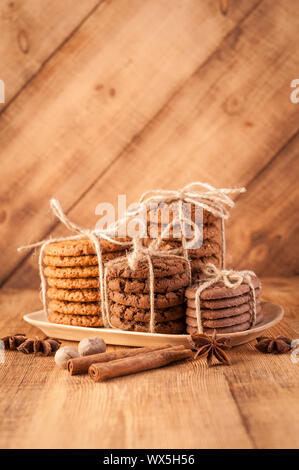 Divers sablés, biscuits d'avoine, pépites de chocolat biscuit et d'épices sur la table rustique en bois sombre. Banque D'Images