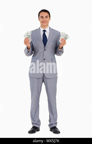 Portrait d'un homme avec beaucoup de dollars contre fond blanc