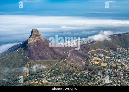 Vue panoramique de la ville du Cap, Lion's Head et Signal Hill à partir du haut de la Montagne de la table. Banque D'Images