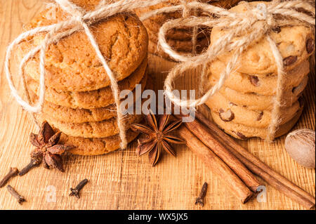 Divers sablés, biscuits d'avoine, pépites de chocolat biscuit et d'épices sur la table rustique en bois sombre. Banque D'Images