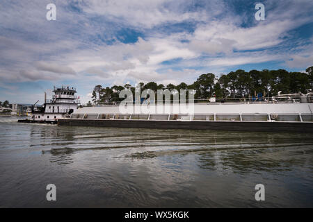 Remorqueur pousseur/Kathryn T DeVall traversant le chenal à Gulf Shores, Alabama sur le chemin à Pensacola, Floride. Banque D'Images