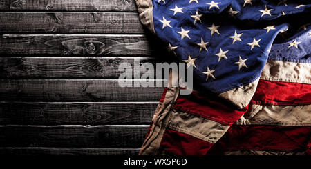 Vieux et usé drapeau américain sur fond de bois foncé Banque D'Images