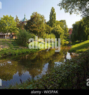 Parc avec river Berkel, ferme museum et église St Georg, morne, Münster, Allemagne, Europe Banque D'Images