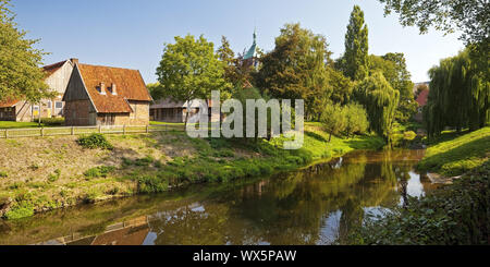 Parc avec river Berkel, ferme museum et église St Georg, morne, Münster, Allemagne, Europe Banque D'Images