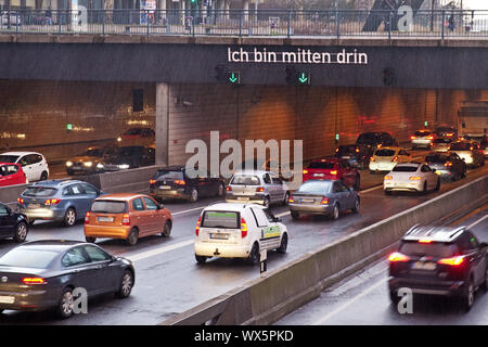 Embouteillage à un motorwaytunnel40 dans la ville, Essen, Ruhr, Allemagne, Europe Banque D'Images