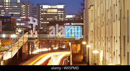 Autoroute A40 directement au quartier résidentiel de maisons dans la soirée, Essen, Ruhr, Allemagne, Europe Banque D'Images