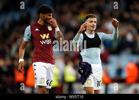 L'Aston Villa Tyrone Mings (à gauche) et Jack Grealish après le premier match de championnat à Villa Park, Birmingham. Banque D'Images