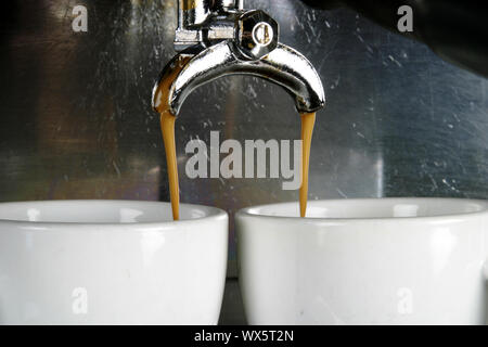 Détail de l'image deux tasses d'espresso dans une machine industrielle profesional Banque D'Images