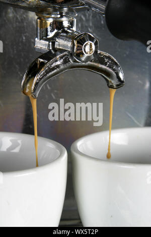 Détail de l'image deux tasses d'espresso dans une machine industrielle profesional Banque D'Images