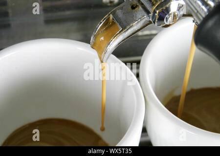 Détail de l'image deux tasses d'espresso dans une machine industrielle profesional Banque D'Images