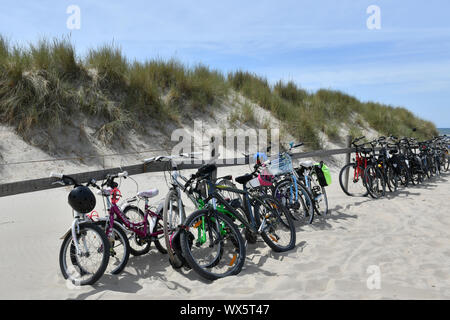 vélos de suite sur le parking de vélos La plage de l'île de Texel (pays-Bas) Banque D'Images