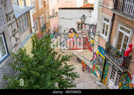 Street art et graffiti dans les ruelles et les arrière-cours de Lisbonne Banque D'Images