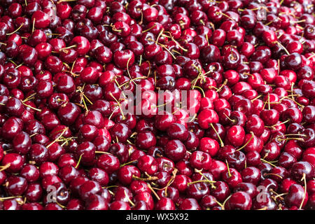 Et rouge cerises douces mûres dans le marché Banque D'Images