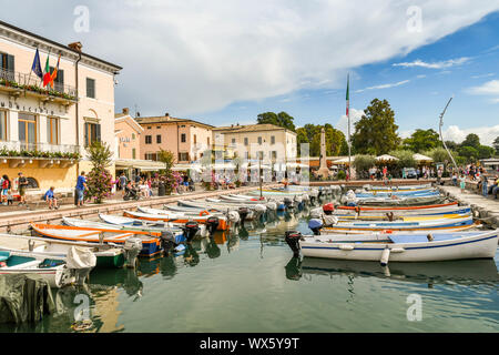 Le Lac de Garde, Bardolino, ITALIE - Septembre 2018 : port avec de petits bateaux de pêche à Bardolino, sur le lac de Garde. Banque D'Images