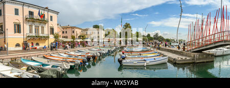 Torri del Benaco, Lac de Garde, ITALIE - Septembre 2018 : vue panoramique sur le port et les bâtiments au bord du lac à Bardolino, sur le lac de Garde. Banque D'Images