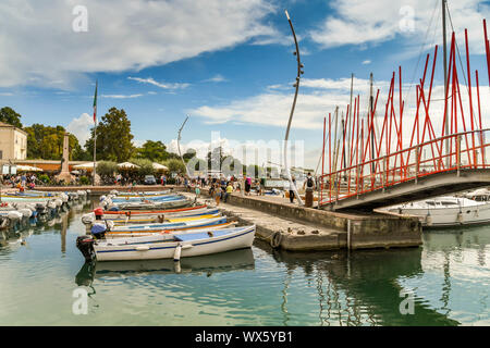 Le Lac de Garde, Bardolino, ITALIE - Septembre 2018 : port et pont de Bardolino, sur le lac de Garde. Banque D'Images