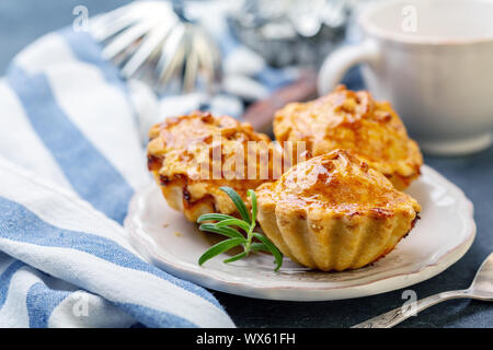 La viande traditionnelle mini pâtés sur une assiette. Banque D'Images