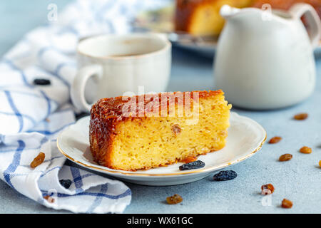 Pièce d'une juive traditionnelle Kugel dessert nourriture. Banque D'Images