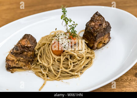 Flanc de porc avec spaghetti Banque D'Images