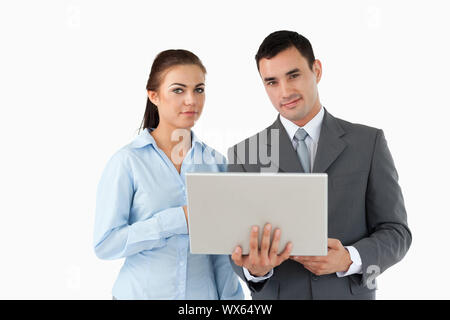 Partenaires d'affaires looking at laptop sur un fond blanc. Banque D'Images