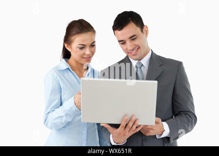 Partenaires d'affaires laptop sur un fond blanc. Banque D'Images