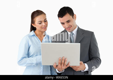 Les jeunes entreprises partenaires looking at laptop sur un fond blanc. Banque D'Images