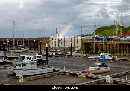 Arc-en-ciel sur le port de Watchet, Somerset, UK Banque D'Images