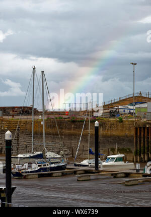 Arc-en-ciel sur le port de Watchet, Somerset, UK Banque D'Images