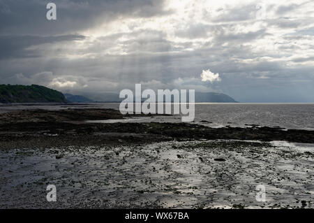 Lumière de tempête sur la côte ouest de Somerset du Nord Vue de Watchet Jetée ouest à travers Warren Bay & Blue Anchor Bay vers Minehead & North Hill, Somerset, UK Banque D'Images