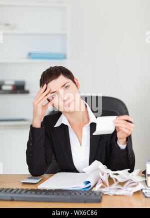 Portrait d'un comptable de vérifier les reçus dans son bureau Banque D'Images