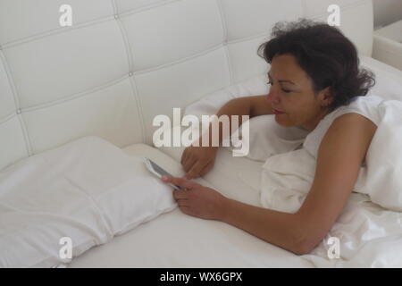 Femme au lit Banque D'Images