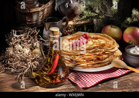 Les crêpes sur un vieux bureau en bois Banque D'Images