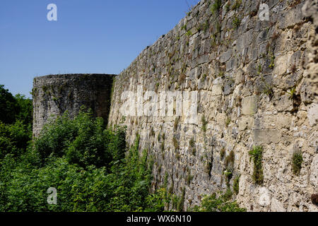 Mur en pierre massive de ruine du château Banque D'Images