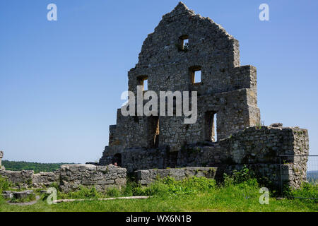 Façade d'abandonné les ruines du château Banque D'Images