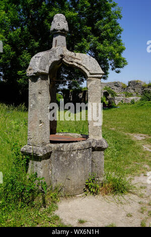 Vieille fontaine médiévale en ruine du château Banque D'Images