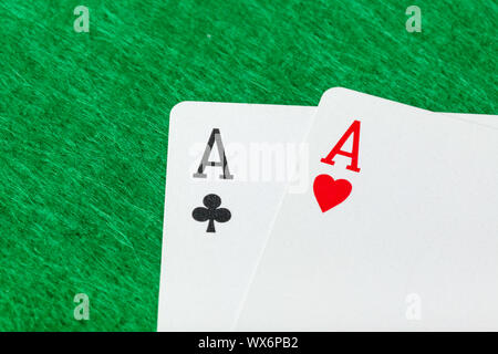 Casino jeux de cartes sur table verte Banque D'Images