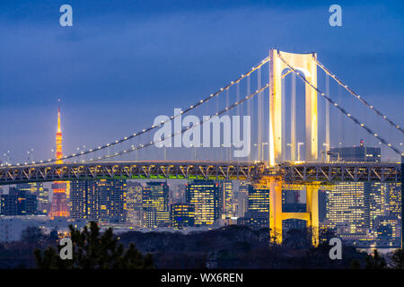 La tour de Tokyo avec pont en arc-en-ciel coucher du soleil Banque D'Images