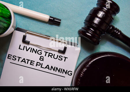 Living Trust and Estate Planning Document texte sur forme et Gavel isolé sur bureau. Banque D'Images